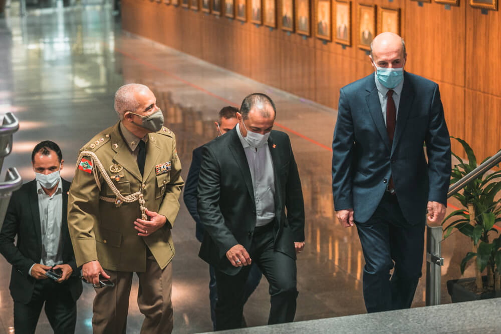 Moisés e o líder do governo Zé Milton Scheffer na Alesc. Foto: Bruno Collaço, Agência AL/Divulgação