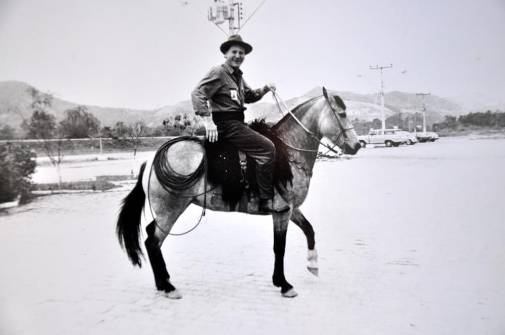 Casildo Maldaner começou sua carreira política buscando a cavalo os 114 votos que o elegeram vereador em Modelo. O galope político levou o emedebista aos principais cargos do Estado. Foto: Acervo pessoal.