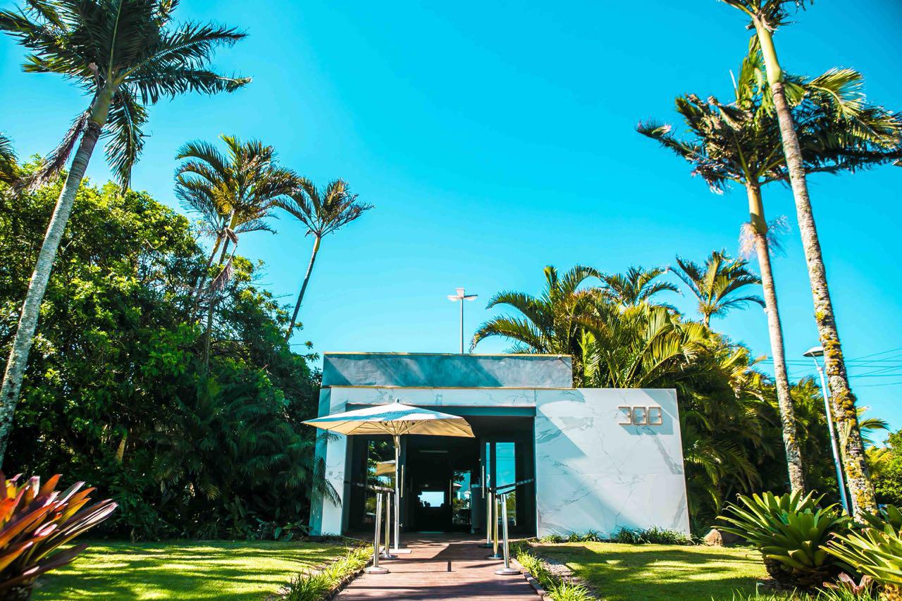 Foto mostra beach club antes da demolição parcial determinada pela Justiça Federal