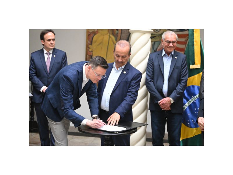 Cleverson Siewert assina Prodec com o governador Jorginho Mello