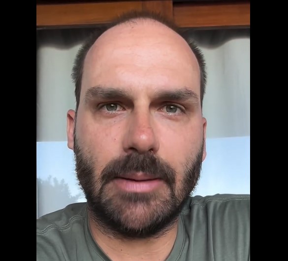 Eduardo Bolsonaro saiu em defesa de Jorginho Mello, que nomeou o filho Filipe Mello