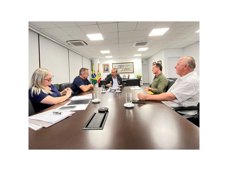 Jorginho Mello se reuniu com o secretário Jerry Comper (MDB), o deputado federal Jorge Goetten (PL) e o deputado estadual Oscar Gutz (PL)