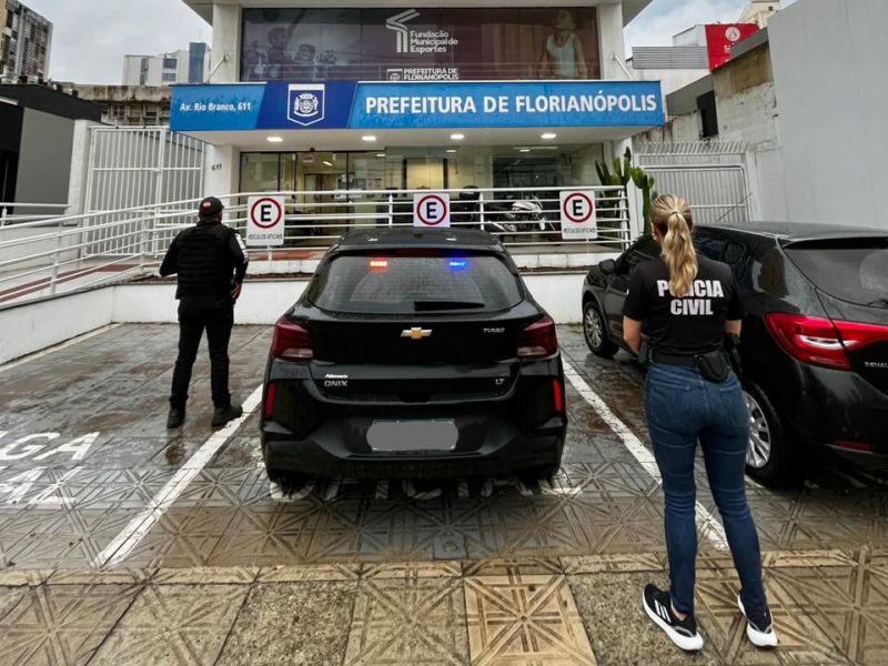 Polícia Civil realiza mandado de busca e apreensão em prédio da Secretaria de Turismo da Prefeitura de Florianópolis.