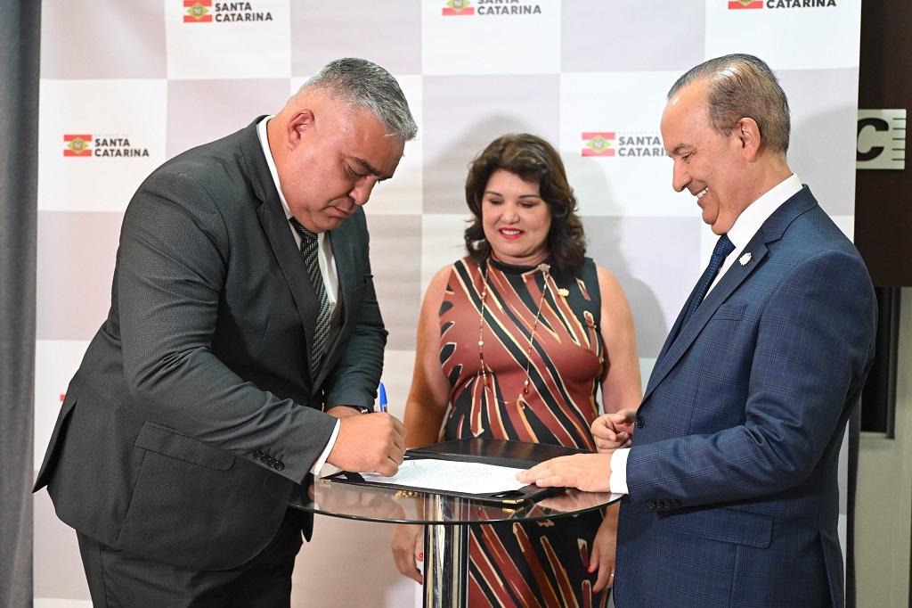 Sargento Lima assina o termo de posse como secretário de Segurança Pública junto ao governador Jorginho Mello e à vice Marilisa Boehm