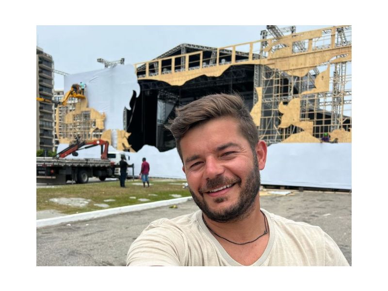 Ed Pereira em frente ao palco do Reveillon