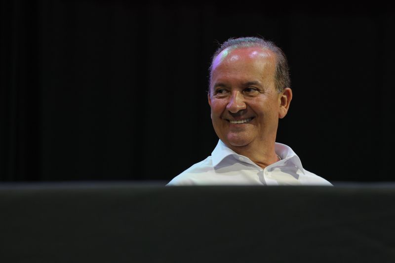 Jorginho Mello sorri