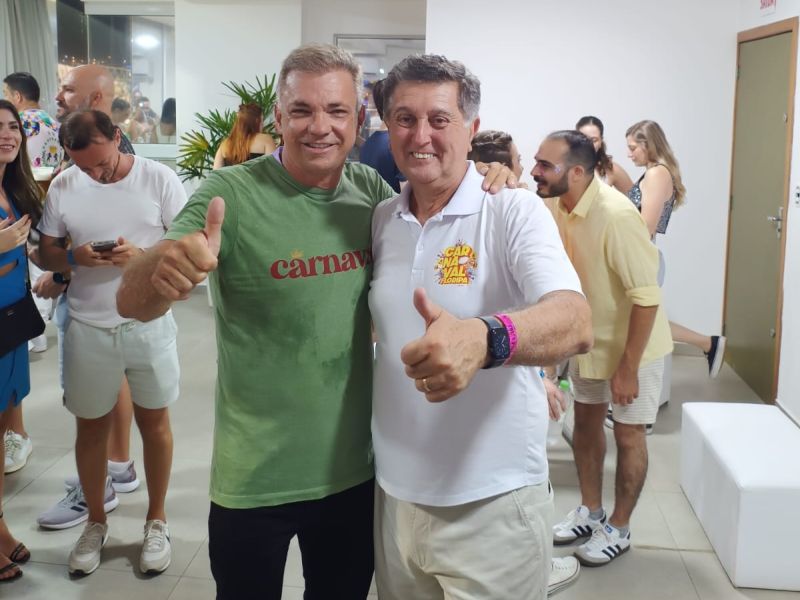 Topázio Neto e Gean Loureiro no camarote da prefeitura na Passarela Nego Quirido.