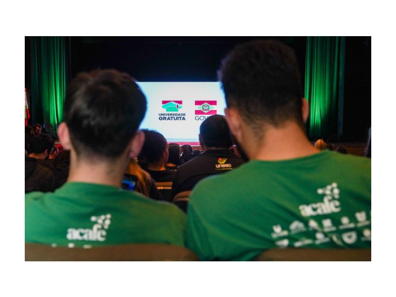 Estudantes da Acafe observam cerimônia em que foi implantado o programa Universidade Gratuita