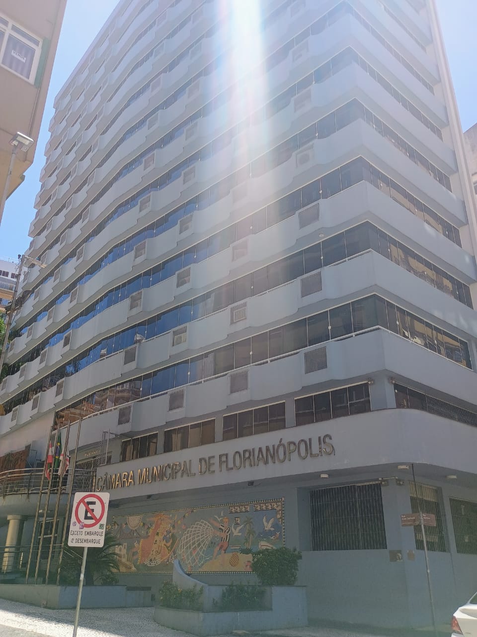 A legislação estabelece que as cadeiras sejam definidas de acordo com a faixa populacional dos municípios