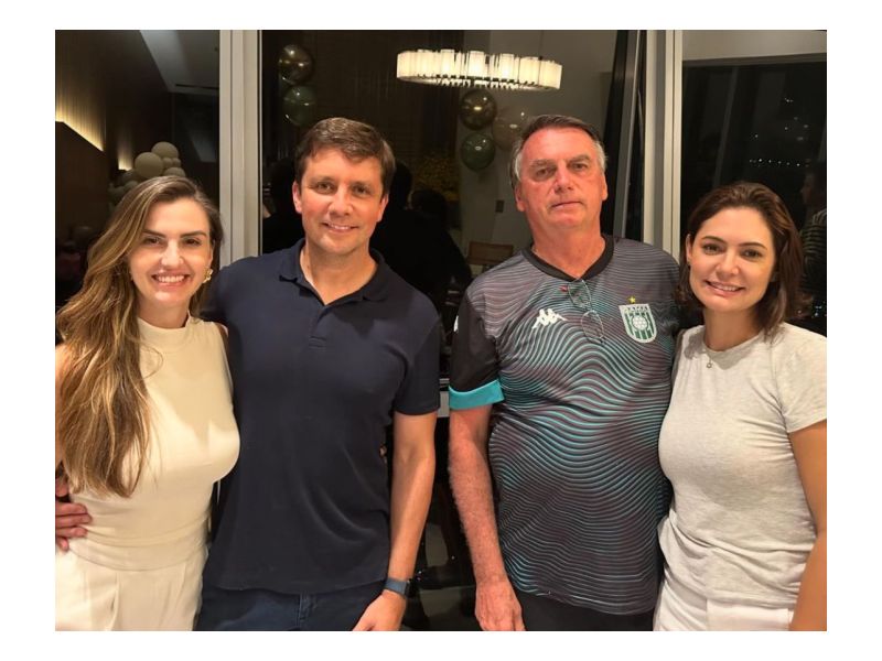 Os casais Fabrício Oliveira e Mozara Paris e Jair Bolsonaro e Michelle Bolsonaro.