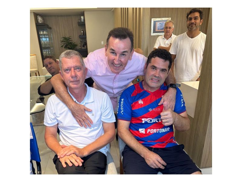 Jorge Goetten abraça Rubens Angioletti e Robison Coelho