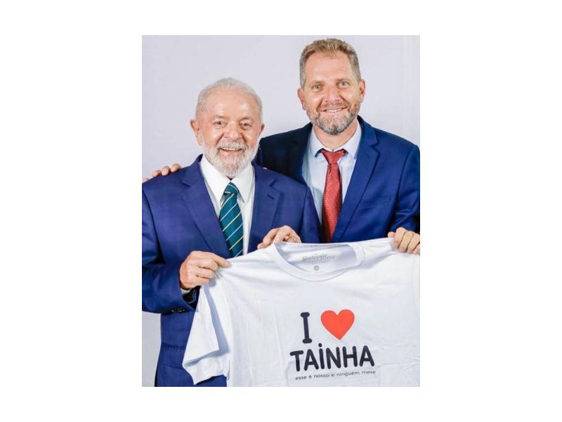 Lela entrega camiseta manezinha a Lula
