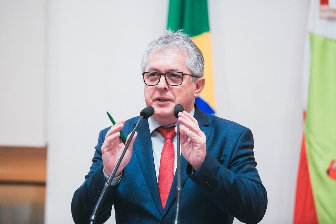 Deputado Tiago Zilli no plenário da Alesc