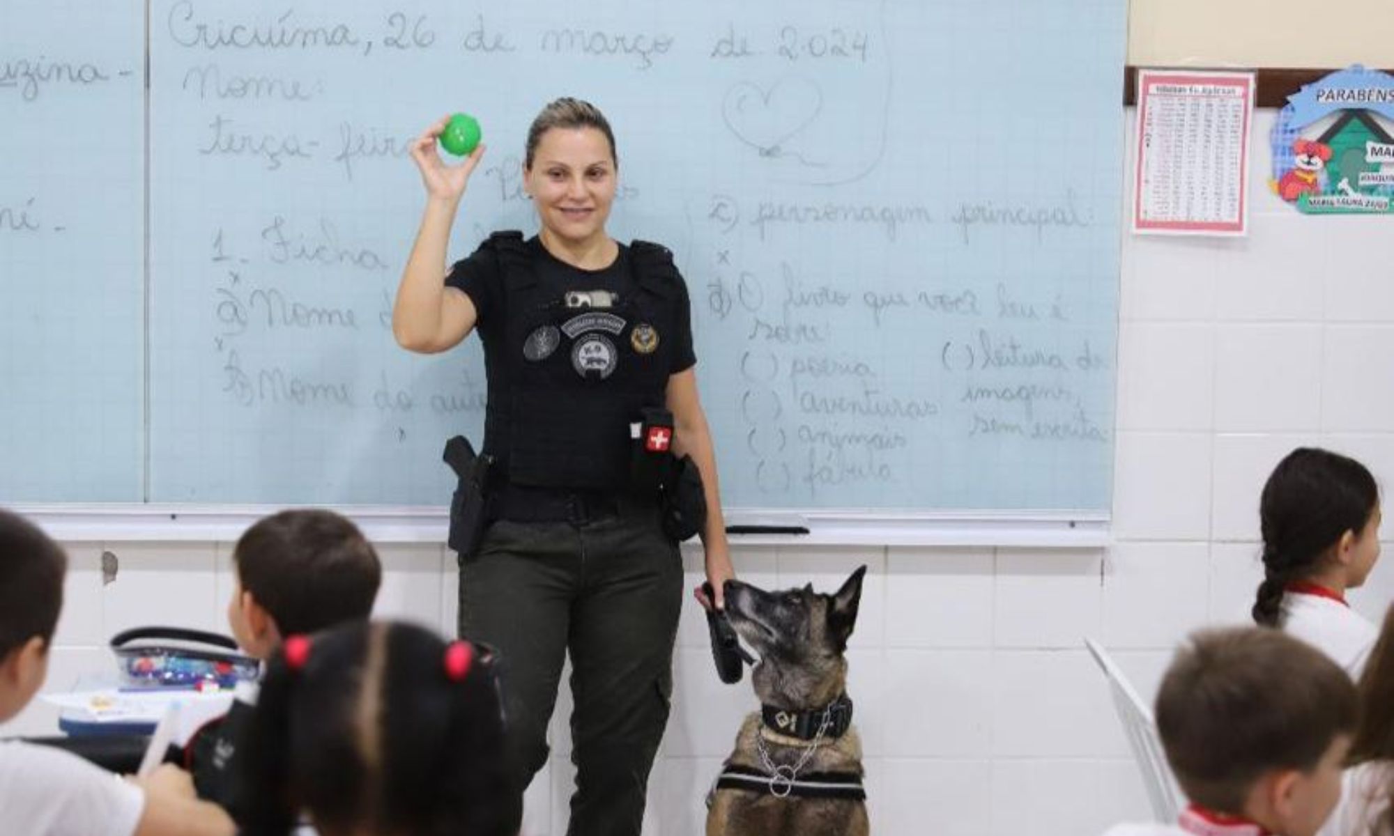 Policial Civil e um pastor belga em uma sala de aula em Criciúma