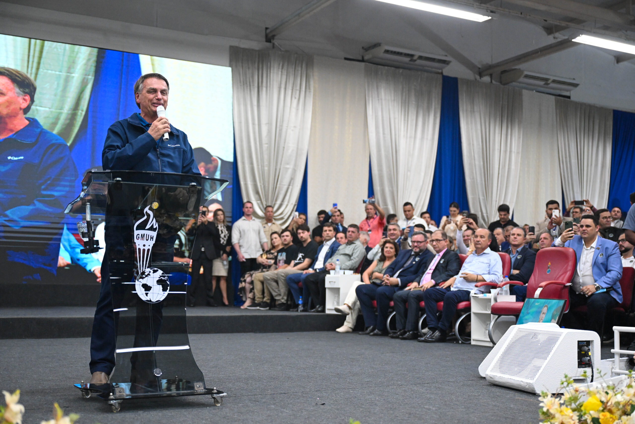 Bolsonaro foi ovacionado em evento gigantesco da igreja evangélica