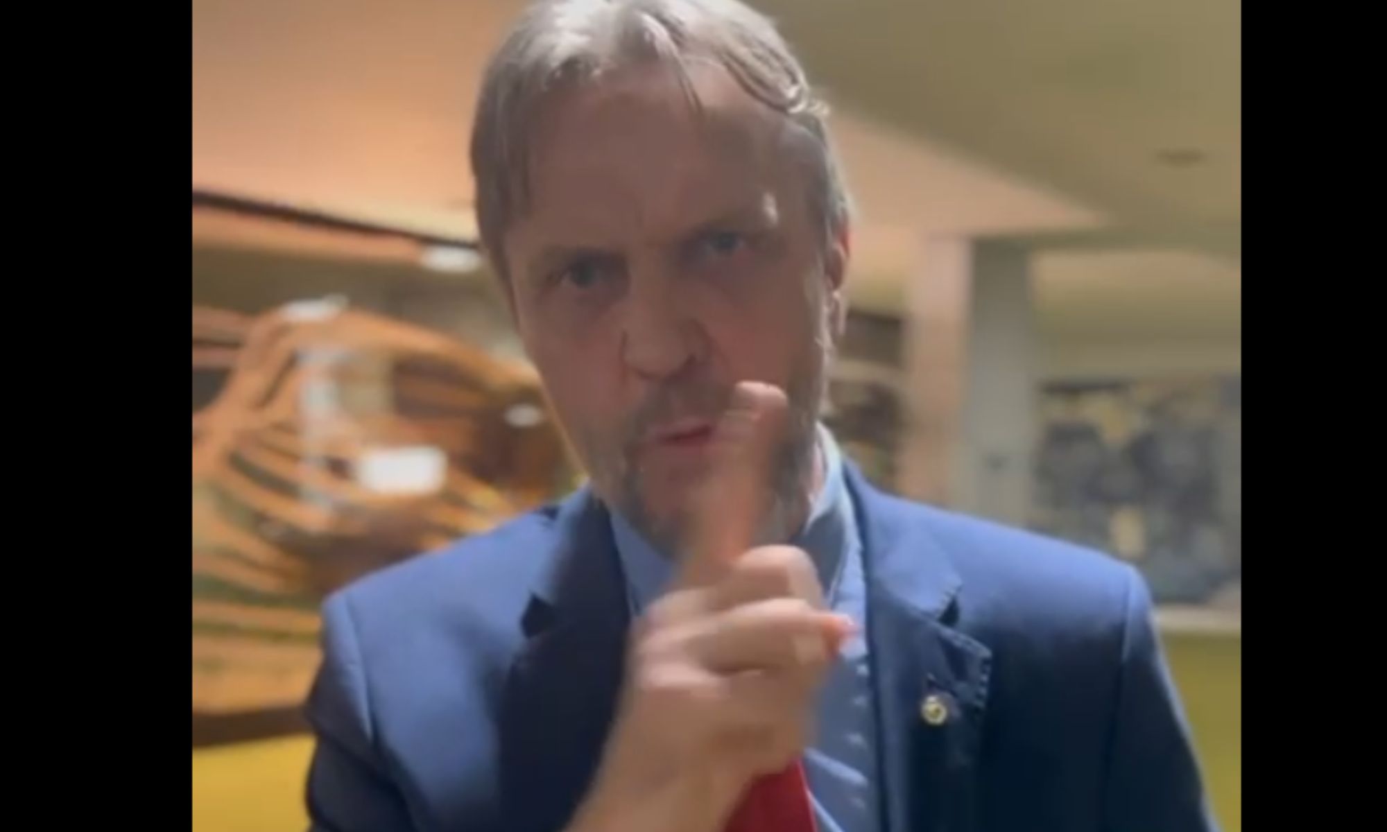 Deputado Pedro Uczai, com dedo em riste, questionando o título de cidadão catarinense dado a Bolsonaro.