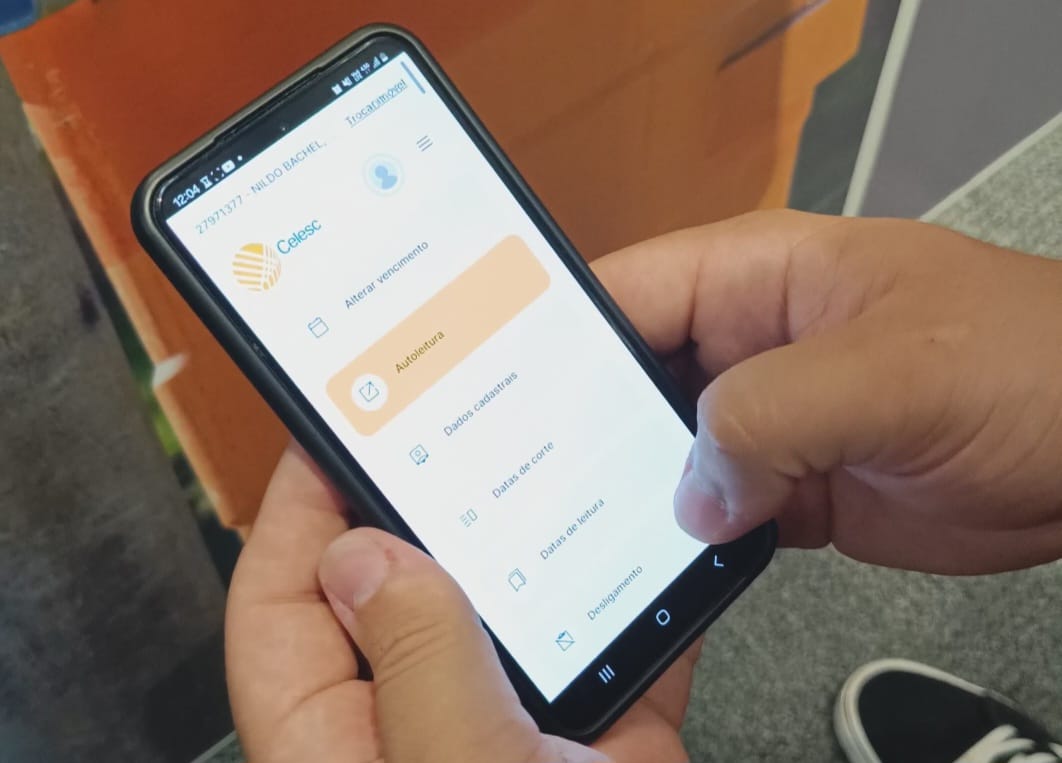 Smartphone exibindo o novo sistema eletrônico da Celesc