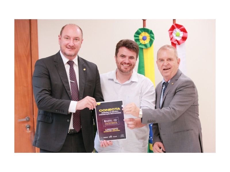 Mauro de Nadal e Maurício Eskudlark recebem de Laércio Menegaz material sobre o Conecta.