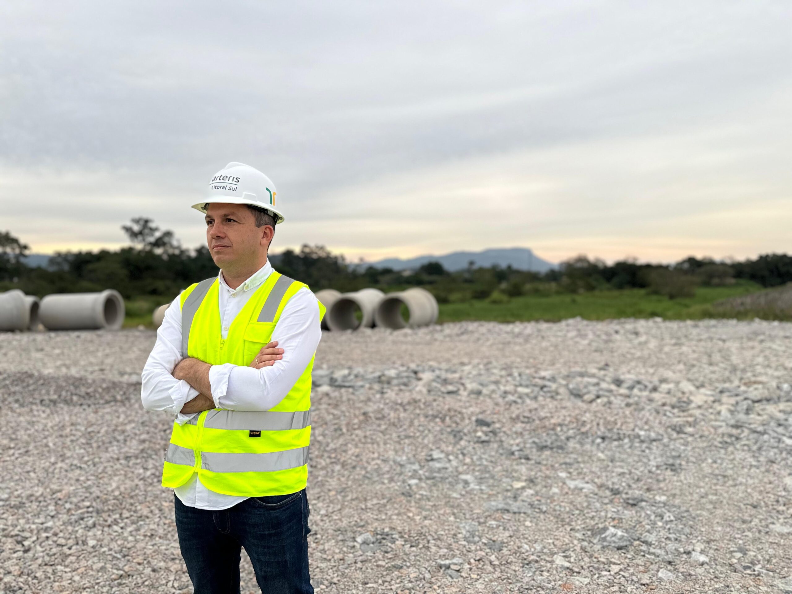 Deputado estadual Camilo Martins em frente ao Contorno Viário da Grande Florianópolis