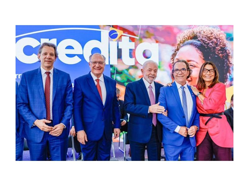 Em Cerimônia no Palácio do Planalto, Décio Lima entre Lula e a primeira-dama Janja, acompanhados pelo ministro Fernando Haddad, da Fazenda, e o vice-presidente Geraldo Alckmin.