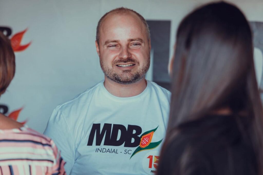 O MDB-SC anunciou a pré-candidatura do vereador Roger Knipers a prefeito de Indaial em um churrasco do partido realizado na cidade