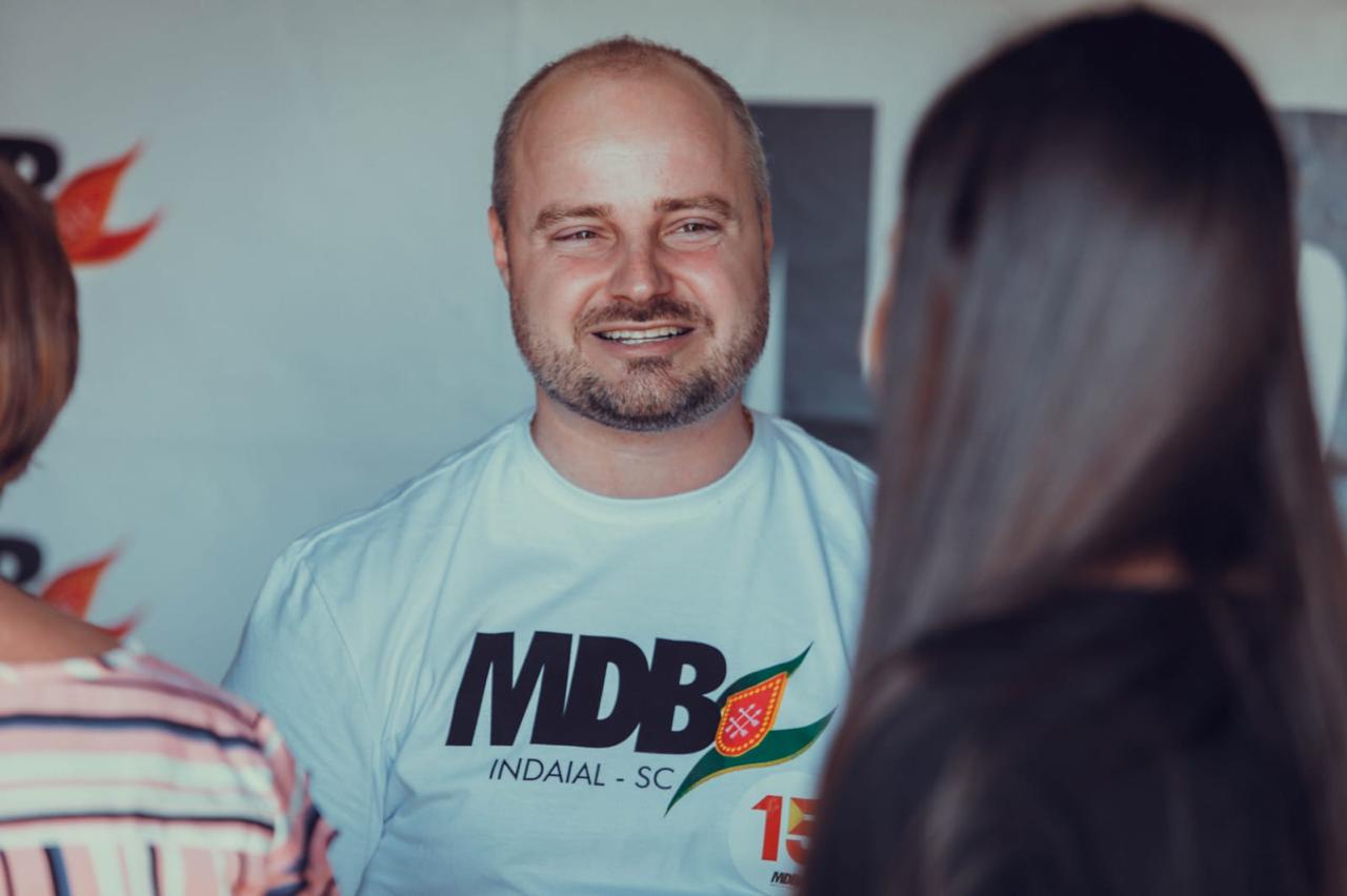 O MDB-SC anunciou a pré-candidatura do vereador Roger Knipers a prefeito de Indaial em um churrasco do partido realizado na cidade
