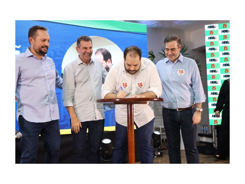 João Cobalchini assina ficha no MDB sob olhar de Fúlvio Rosar Neto, Valdir Cobalchini e Carlos Chiodini.