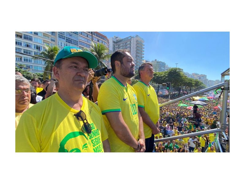 Jorginho Mello perfila com o governador Cláudio Castro (PL), do Rio de Janeiro, e Bolsonaro no palanque carioca