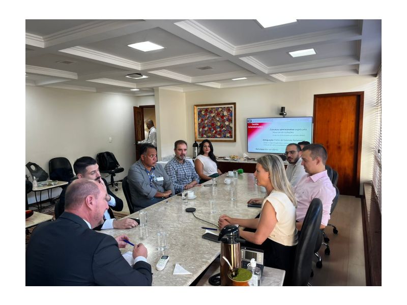 Mauro de Nadal toma café da manhã com jornalistas na antessala do gabinete da presidência da Alesc