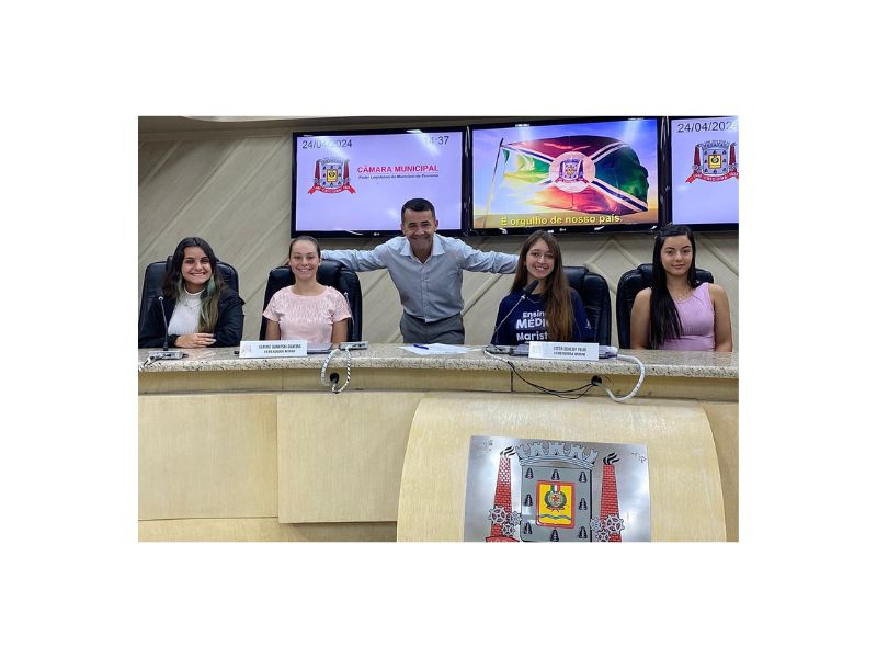 Mesa diretora da câmara de Criciúma composta apenas de vereadoras mirins