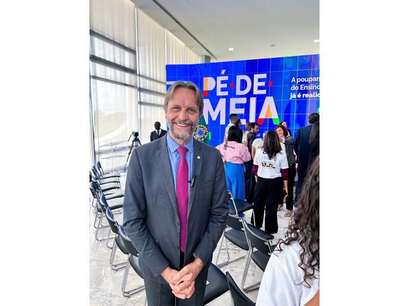 Deputado federal Pedro Uczai escreve sobre o programa Pé-de-Meia, que concede incentivo financeiro para permanência de alunos no Ensino Médio