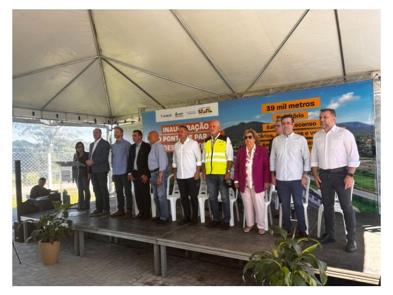 No palco, o ministro Renan Filho e o presidente da Arteris, Sergio Garcia, lado a lado e alinhados. Fora dele, também.