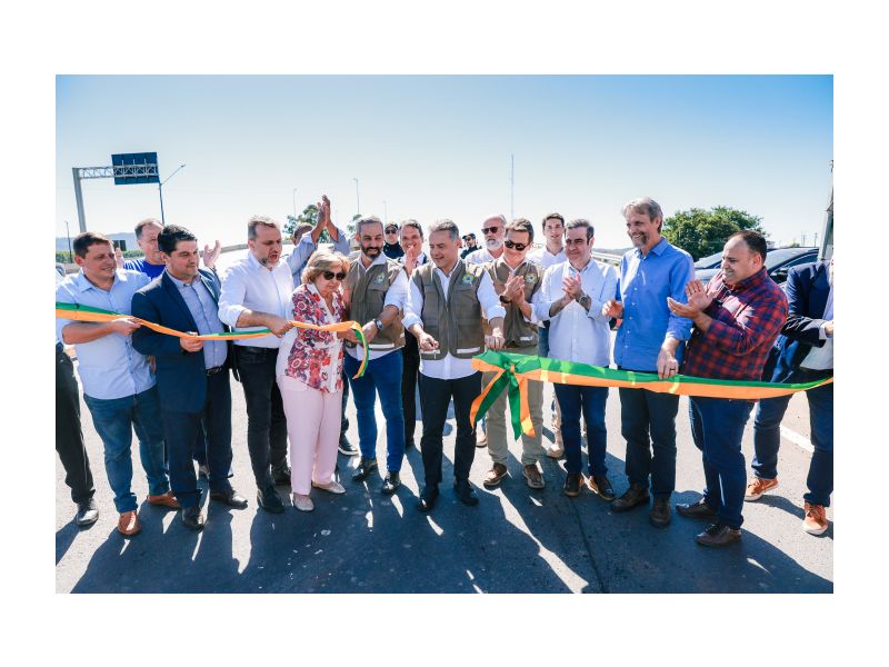 Renan Filho e lideranças políticas catarinenses cortam a faixa para inagurar o viaduto no entrocamento da BR-470 com a BR-101 em Navegantes. Ao lado da senadora Ivete da Silveira, o secretário estadual Jerry Comper representou o ausente Jorginho Mello.