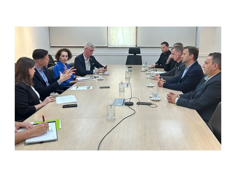 Na mesa de negociações sobre repasses ao Hospital São José, prefeito joinvilense Adriano Silva e seu time à direita, Cleverson Siewert e Carmen Zanotto à esquerda.