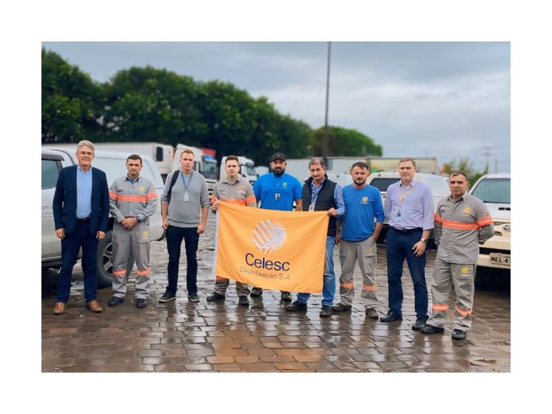 Trabalhadores da Celesc seguram bandeira da companhia