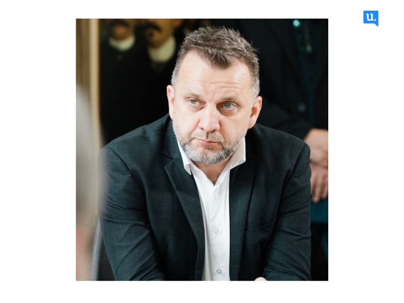 Jerry Comper escreve artigo sobre a trajetória e os desafios enfrentados por ele no cargo de secretário de Infraestrutura e Mobilidade de Santa Catarina, destacando as melhorias nas rodovias estaduais. Sob a liderança de Jorginho Mello (PL), o programa Estrada Boa é tido por ele como crucial e com investimentos significativos para transformar a infraestrutura viária do estado.