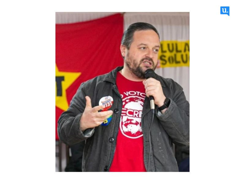 O jornalista Matheus Madeira escreve artigo opinando que o governador de Santa Catarina, Jorginho Mello, é comparado a um "mini-Bolsonaro" devido à sua abordagem política focada em "bravatas nas redes sociais", ao invés de soluções concretas para problemas como superlotação de hospitais e greves.