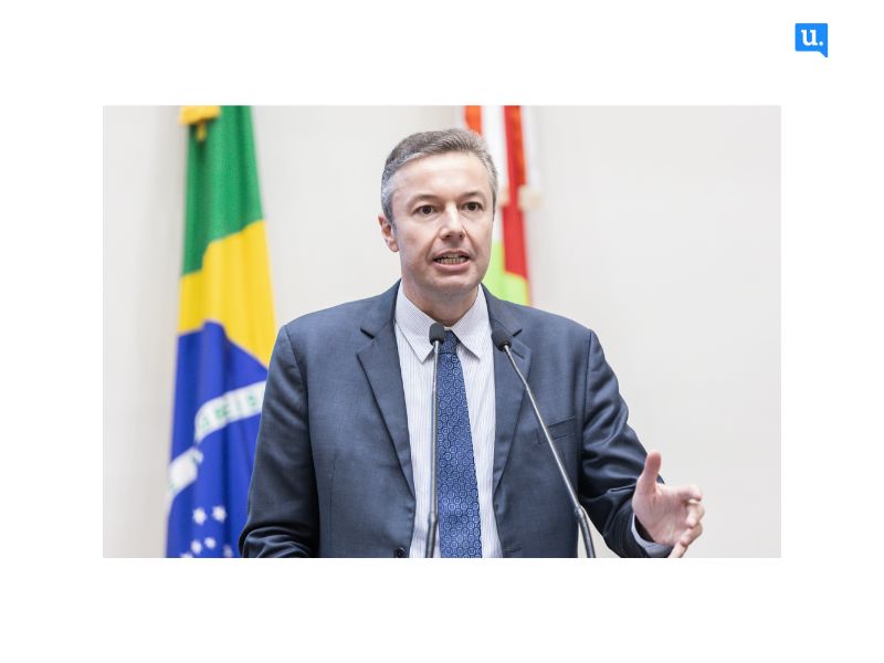 Napoleão Bernardes escreve artigo sobre a crise iminente da BR-101 em Santa Catarina, destacando a saturação da rodovia, os frequentes acidentes e os prejuízos econômicos decorrentes da falta de investimentos na infraestrutura.