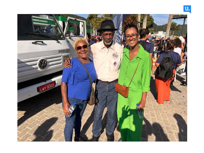 Bia Vargas (PT) ao lado do ex-vereador Márcio de Souza (PT) em assembleia do Sinte-SC e da presidente do PT de Criciúma, Iara Nunes (à esquerda).