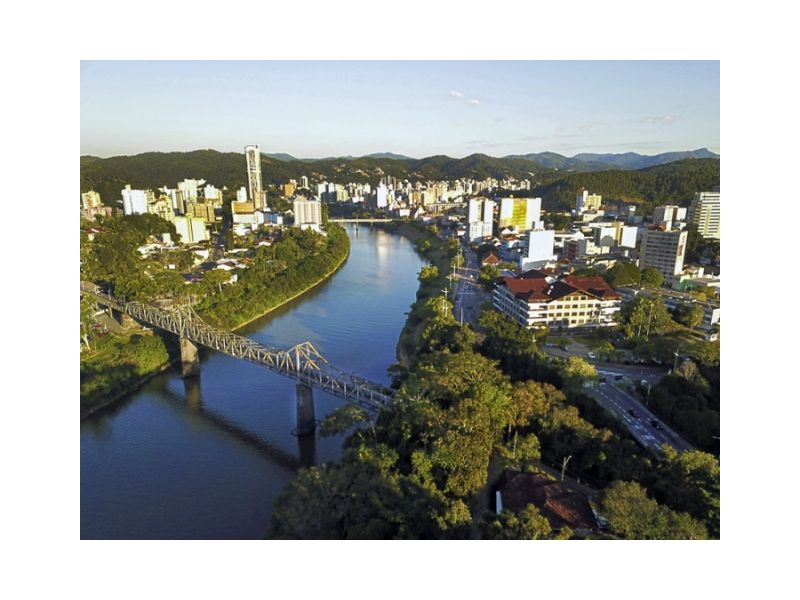 Cidade de Blumenau vista de cima, com o rio Itajaí-açu ao meio.