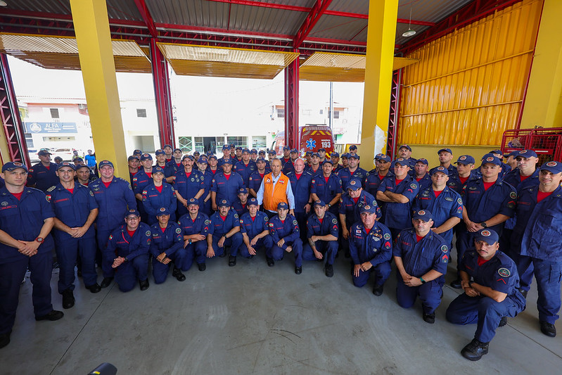 Governador Jorginho Mello cercado de bombeiros que auxiliarão no Rio Grande do Sul