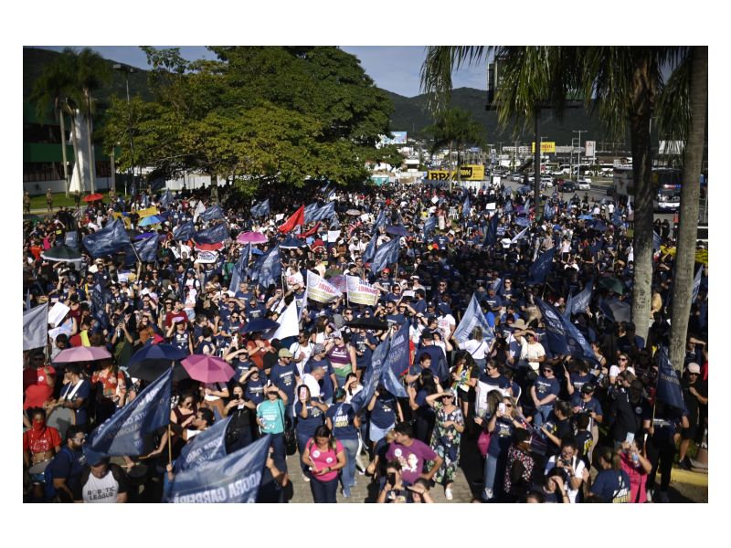 Uma das fotos do Sinte-SC da manifestação dos professores grevistas no Centro Administrativo