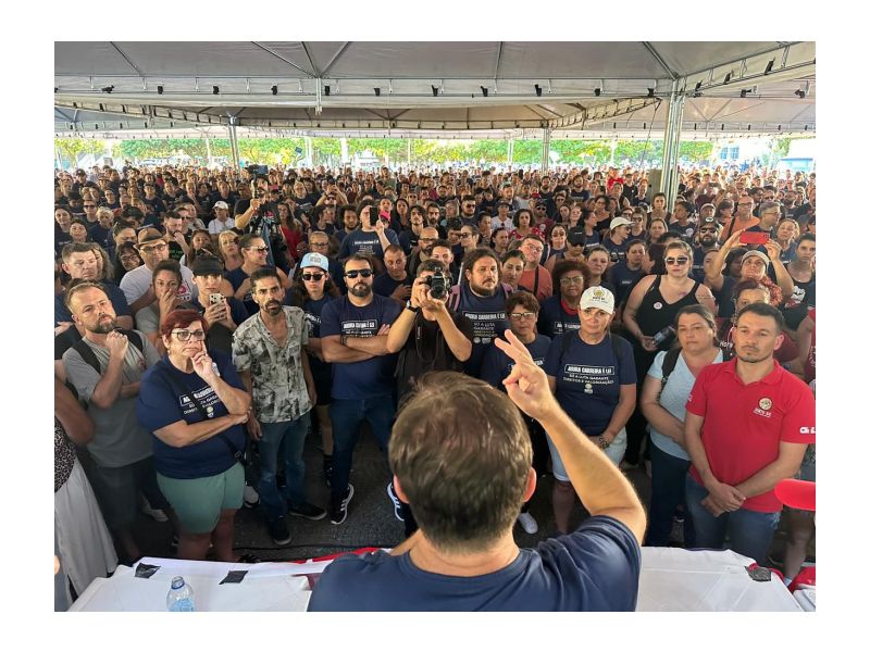 Assembleia extraordinária dos professores estaduais aprova suspensão da greve por 60 dias.