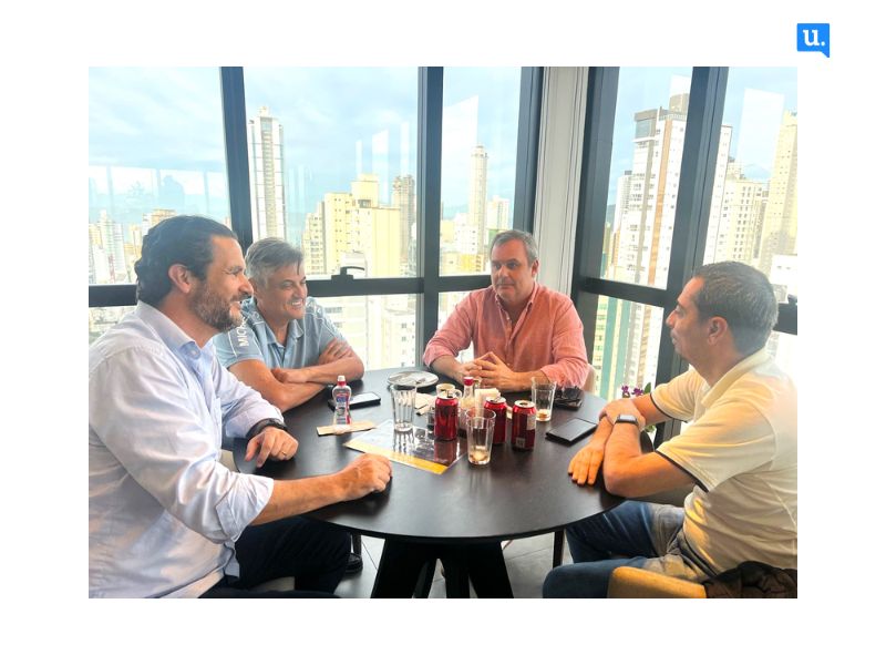 Homens reunidos com vista para a cidade de Balneário Camboriú