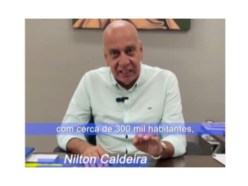 Vice-prefeito carioca homenageando Orvino, prefeito de São José