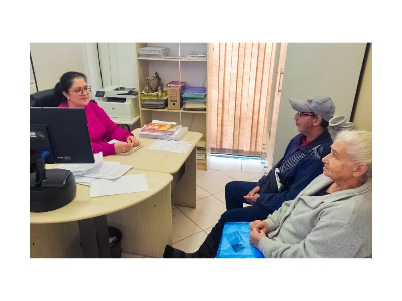 Família vinda do rio grande do sul sendo acolhida em santa catarina