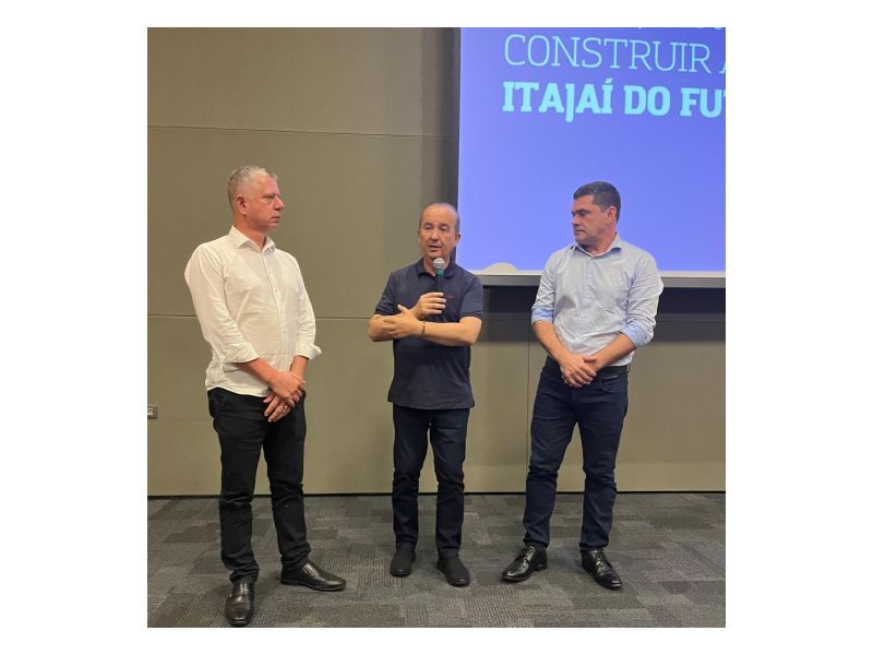 Jorginho Mello entre Robison Coelho (à direita) e Rubens Angioletti, pré-candidatos a prefeito e vice de Itajaí.