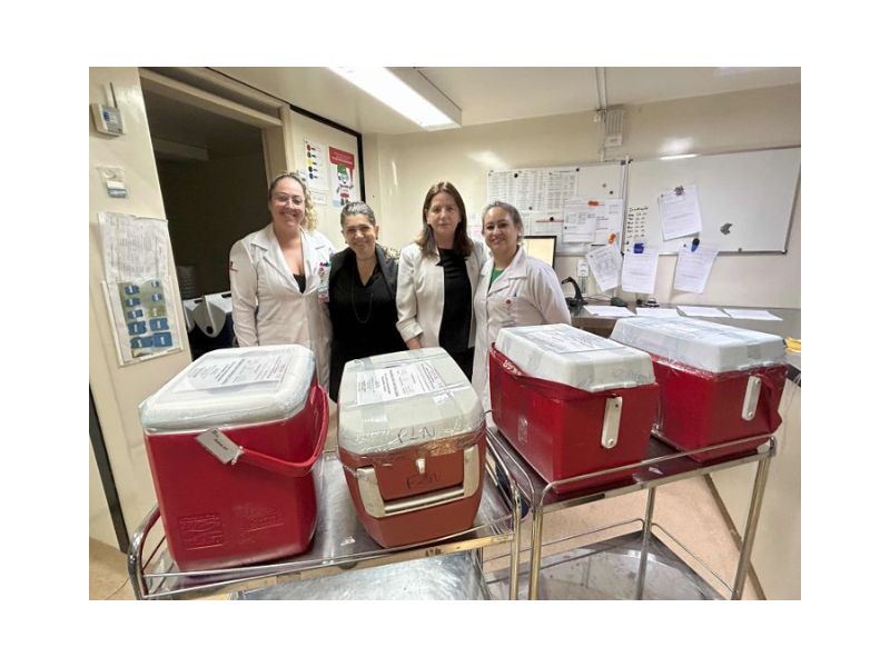 Secretária Carmen Zanotto e bolsas de sangue que serão doadas ao Rio Grande do Sul