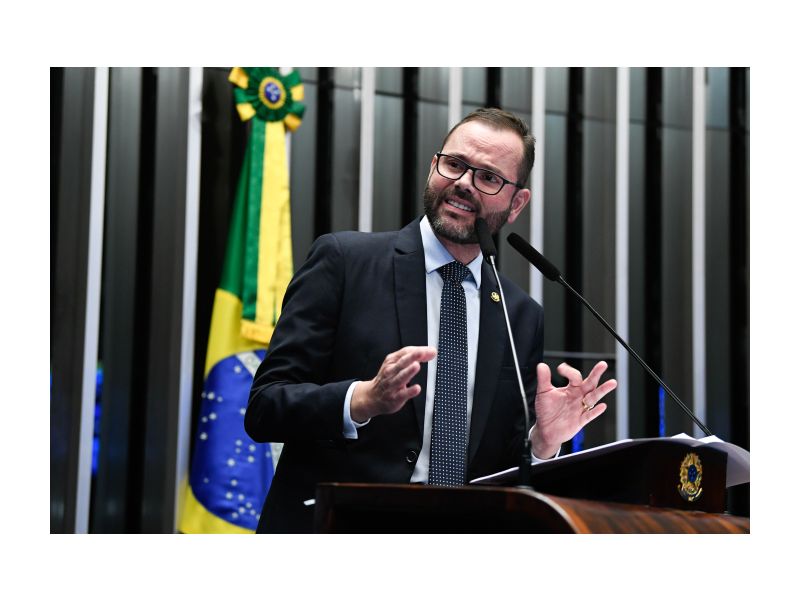 Live em que tenta mais uma vez justificar ida do show da Madonna mostra o senador Jorge Seif (PL) acossado pela militância que o elegeu