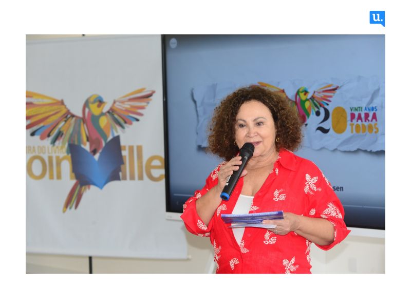 Sueli Brandão escreve artigo sobre os 20 anos da Feira do Livro de Joinville, desde os primórdios na Praça Nereu Ramos até a consolidação no Centreventos Cau Hansen e apresenta as novidades deste ano.